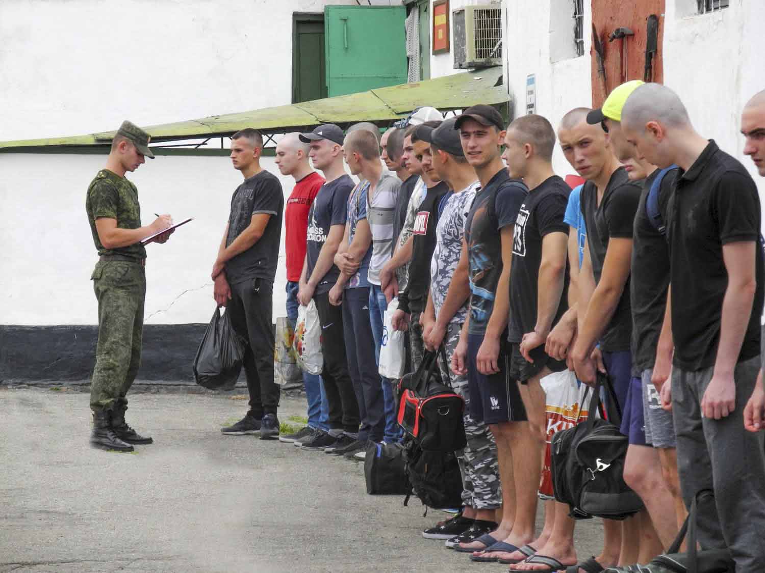 Призывники батайск. Распределительный пункт военкомата. Распределительный пункт военкомата Уфа. Железнодорожный военкомат распределительный пункт.